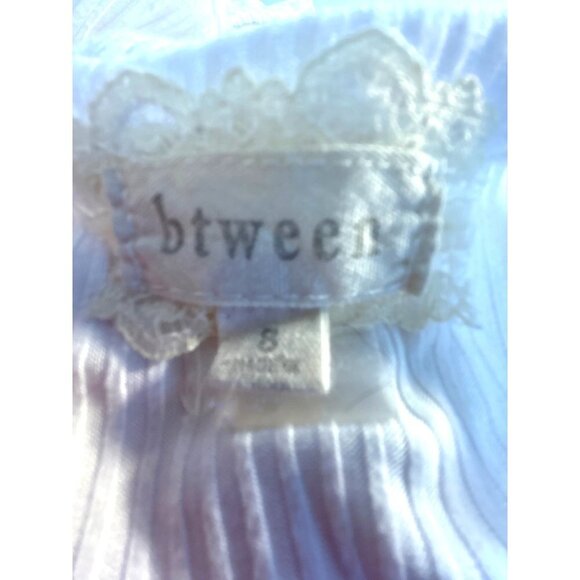 Between Girls Top White with Daisies Size 8 - Picture 3 of 5